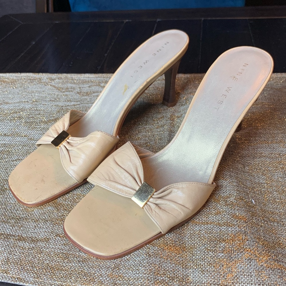 Nine West beige leather heeled sandal!